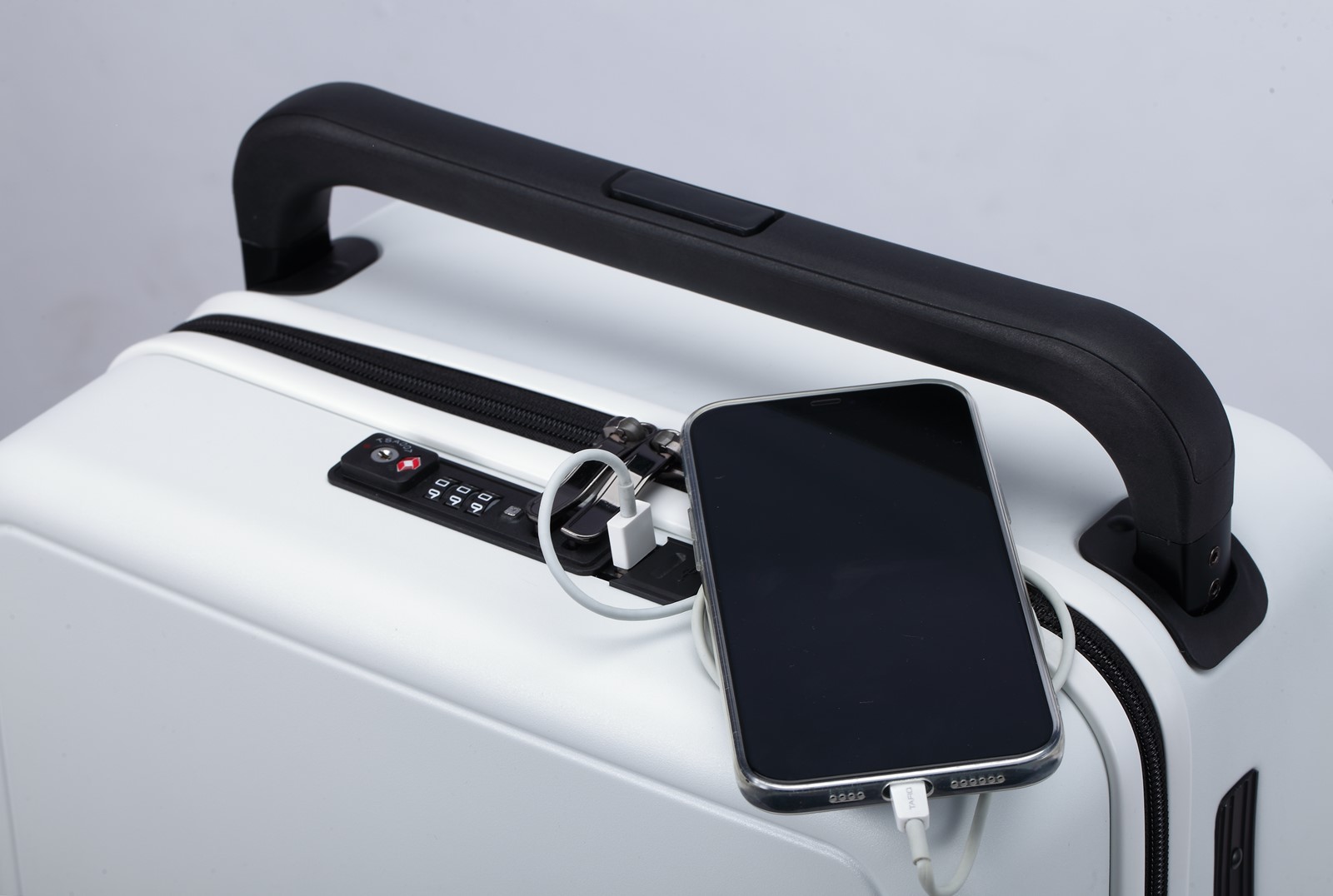 Iompraíonn bagáiste tralaí 20-orlach ar leithead cás bordála le charger USB